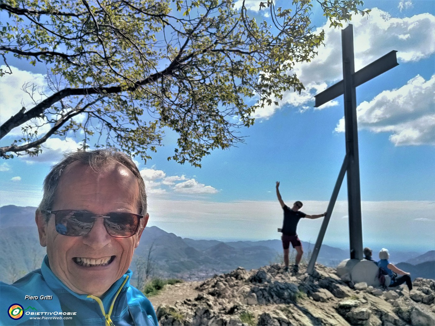 02 Alla croce di vetta del Monte Barro (992 m).jpg
